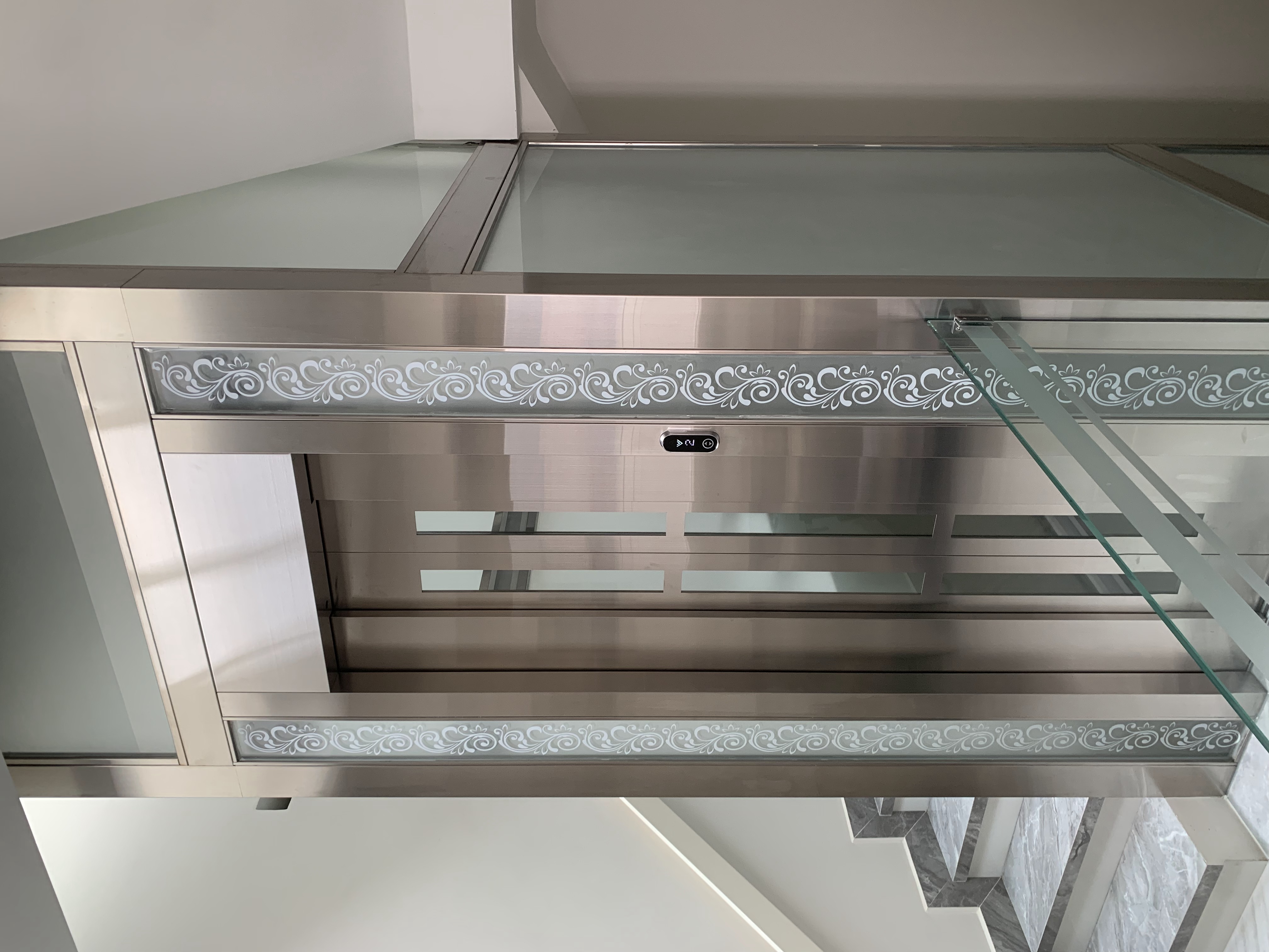 Sắc trắng và sự tận tâm: Câu chuyện về thang homelift quận 1