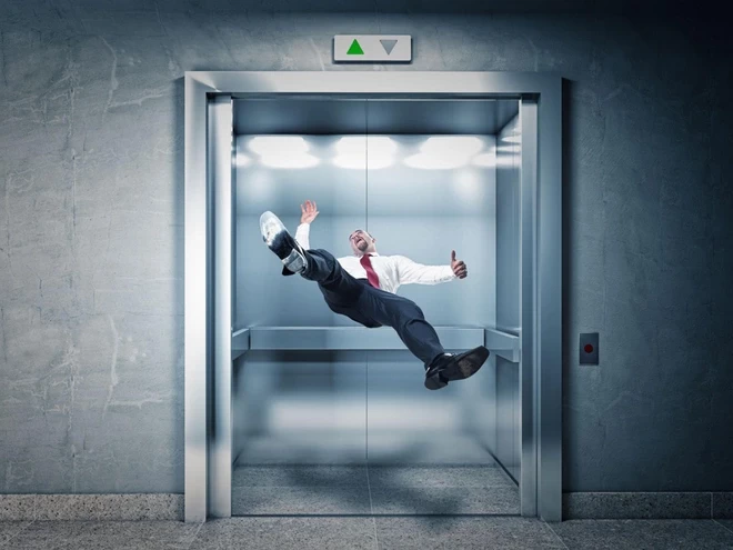 Thang máy có rơi tự do có thật sự đáng sợ?